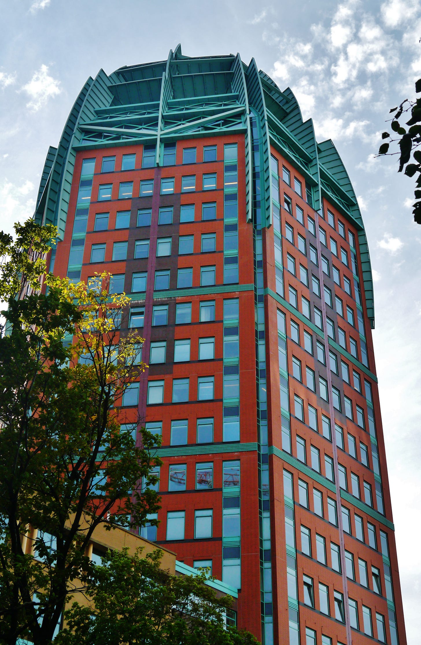 https://upload.wikimedia.org/wikipedia/commons/5/55/Den_Haag_Zurichtoren_2.jpg