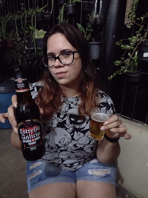 Três fotos de uma mulher branca, com cabelos escuros e óculos, tomando cerveja.
