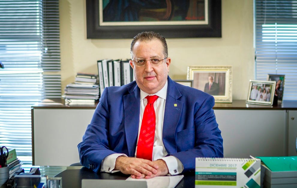 Magín J. Díaz es designado ministro de Hacienda