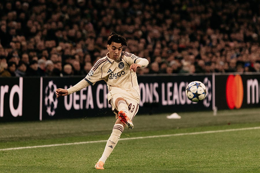 Basisdebutant Bounida: dribbels, gevaar en schoten Basisdebutant Bounida: dribbels, gevaar en schoten