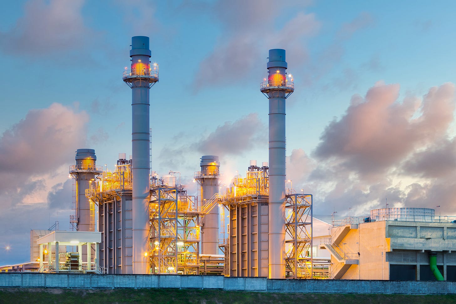 bigstock-Planta-eléctrica-a-gas-y-datos-403515275
