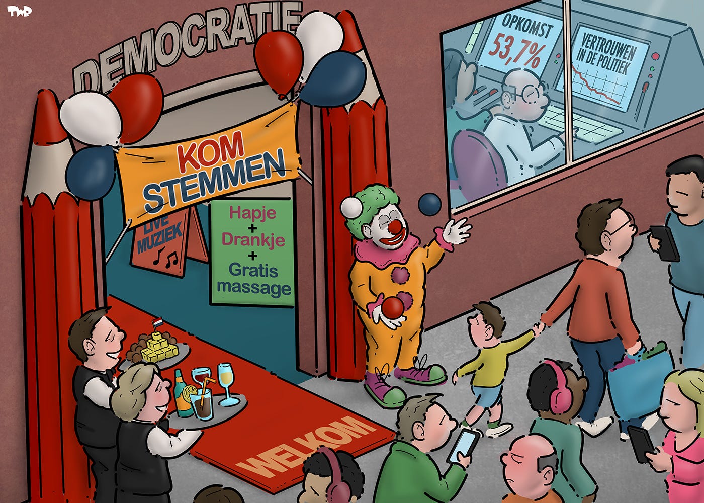 Cartoon waarop een poort te zien, geflankeerd door twee grote rode potloden. Boven de poort staat het woord 'Democratie' en hangt een spandoek met de tekst 'Kom stemmen'. Er hangen ballonnen, obers staan klaar met dienbladen met drankjes en hapjes, en een clown is aan het jongleren. Op een rode loper staat 'Welkom' en op andere borden staat 'Hapje + drankje + gratis massage' en 'Live muziek'. Op straat lopen mensen ongeïnteresseerd voorbij, met koptelefoons op of starend naar hun telefoon. In een ruimte naast de poort zien we door het raam mensen achter computers zitten. De computerschermen laten een opkomstpercentage van 53,7% zien en een dalende grafiek met de tekst 'Vertrouwen in de politiek' erboven.