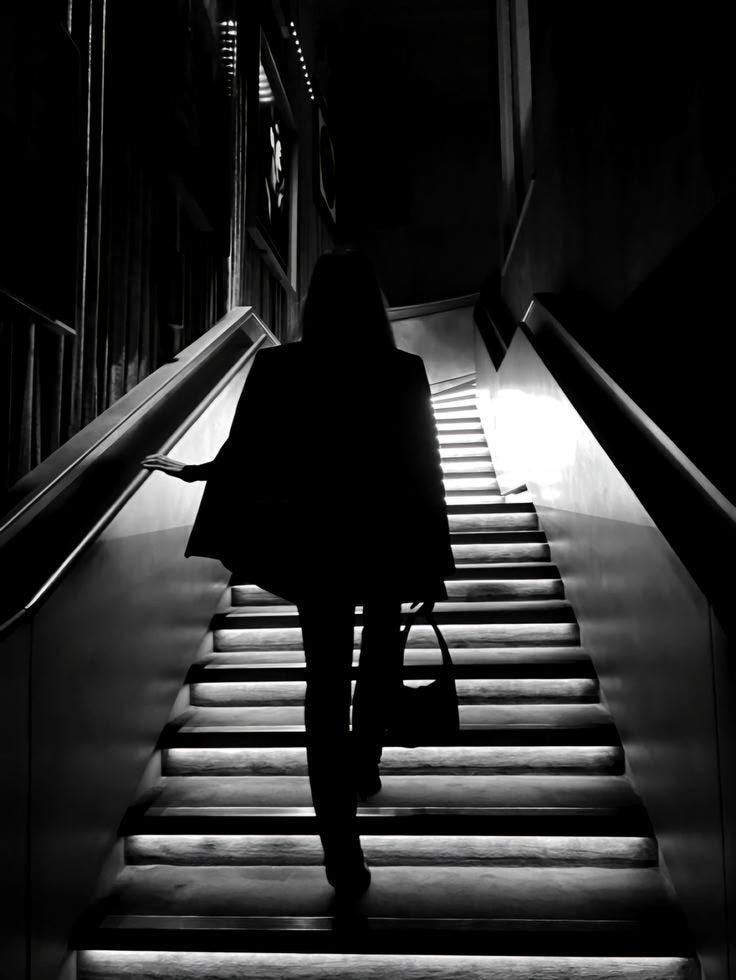 mujer caminando sola por la calle de noche mujer caminando sola por la calle de noche