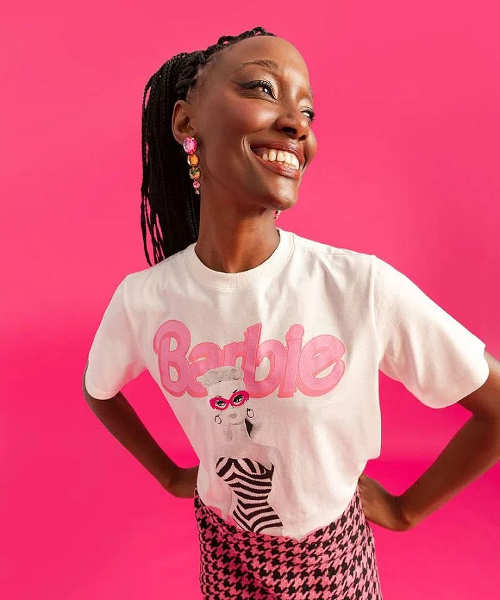 Galeria com produtos lançados especialmente no ano do filme da Barbie (2023). Linha de maquiagem da Barbie (NYX Cosmetics), Carro da Barbie dentro do jogo Horizon 5, Pipoca Bubbaloo da Barbie (Cinemark), coleção cápsula de roupas na C&A. Imagem: divulgação do site oficial das marcas e jogo.