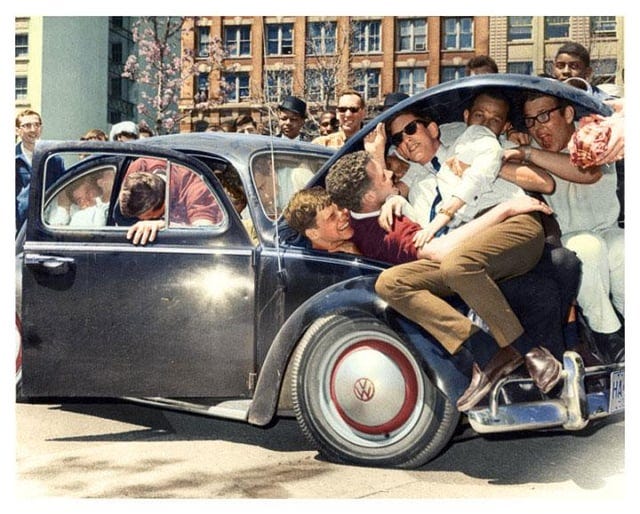 Remember the trend of fitting as many persons as possible in cars, phone  boxes etc? College students pile in a Volkswagen Beetle, 1965. : r/nostalgia