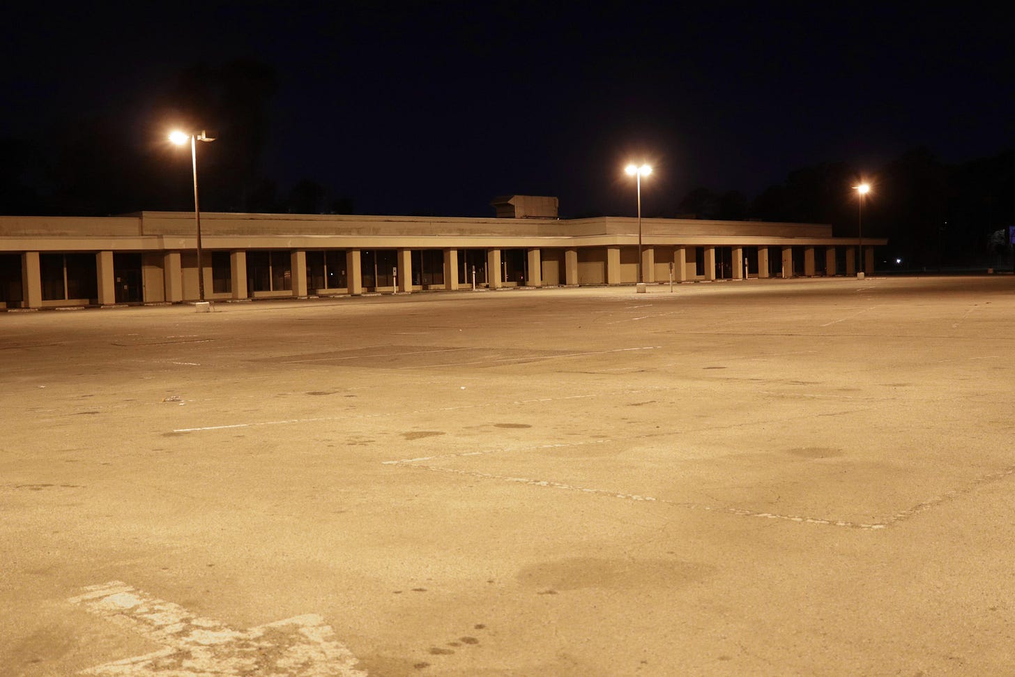 Strip Mall at Night : r/LiminalSpace
