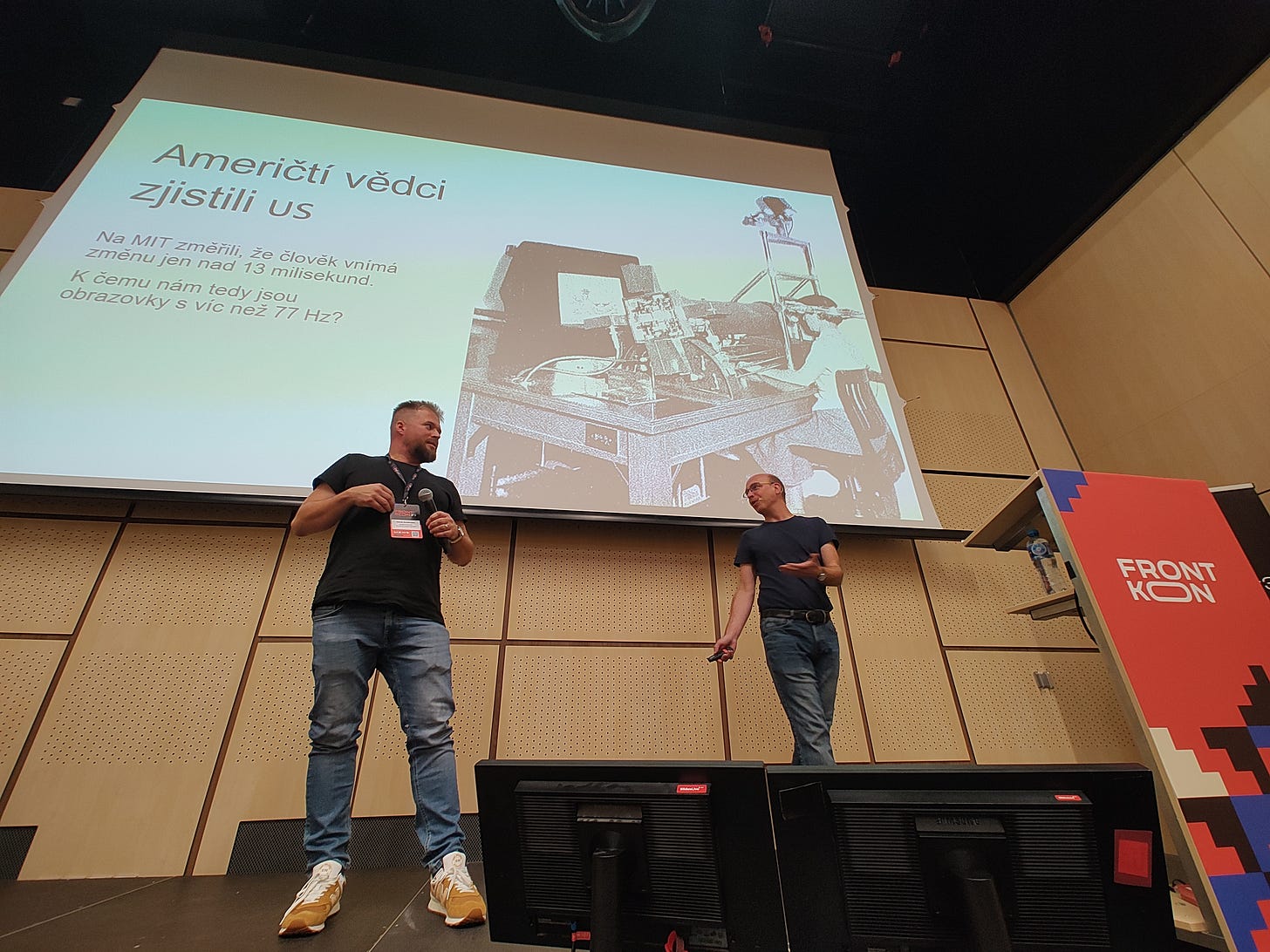 JAkub Goldmann a MArtin Kopta na pódiu konference FrontKon přednáší u slajdu "Američtí vědci zjistili". JAkub Goldmann a MArtin Kopta na pódiu konference FrontKon přednáší u slajdu "Američtí vědci zjistili".