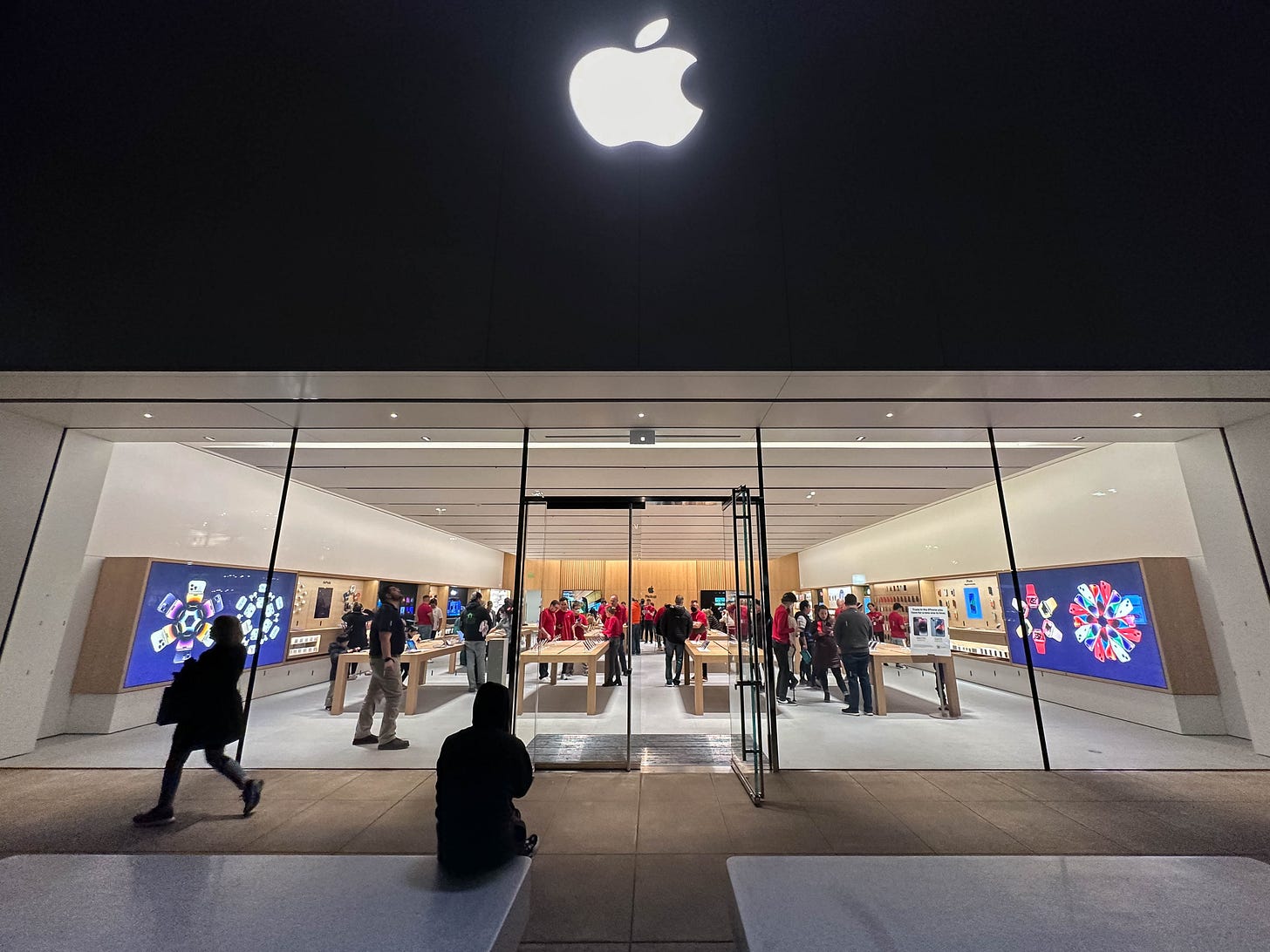 Apple Bridgeport Village