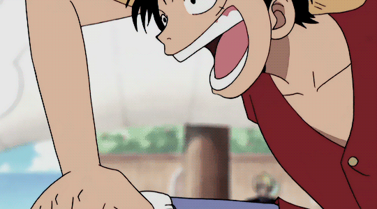 Gif di Monkey D. Luffy, un personaggio anime maschile con capelli neri e un cappello di paglia, è ripreso dal petto in su con la bocca spalancata, che urla per l'eccitazione o la sorpresa. Indossa il suo caratteristico gilet rosso e un sorriso con gli occhi spalancati. È leggermente inclinato in avanti e guarda davanti a sé mentre allunga il suo braccio di gomma fino a raggiungere quelle che sembrano navi che galleggiano sullo sfondo marino leggermente sfuocato.