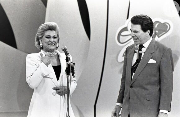 Foto: Silvio Santos com Hebe Camargo em um de seus programas de TV nos anos  1990 - Purepeople