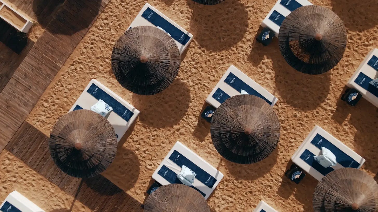 Com champanhe, camas balinesas e até quartos temáticos, saiba tudo sobre a  primeira praia Guess no Algarve - Expresso