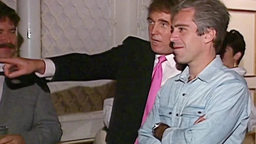 Donald Trump Jeffrey Epsteinnel a leendő amerikai elnök Mar-a-Lago-i rezidenciáján, 1992-ben - Képkocka egy videofelvételről az NBC archívumából.