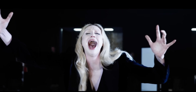 L'actrice Gwendoline Christie hurle de toute la force de ses amygdales