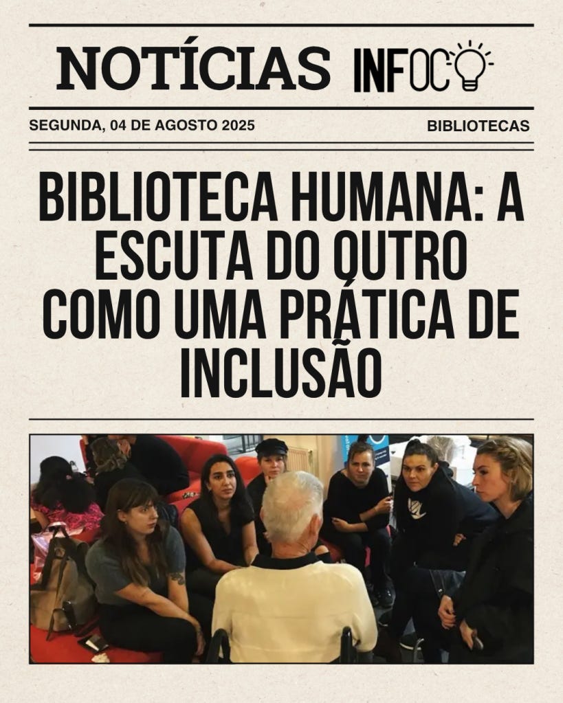 #descrevemospravocê  Imagem em formato de capa de jornal ou boletim informativo com o título "NOTÍCIAS INFOC", acompanhado do ícone de uma lâmpada, simbolizando ideias ou conhecimento. A data exibida é segunda-feira, 04 de agosto de 2025, com a editoria “Bibliotecas”.  O título da matéria está em letras grandes e em negrito: "Biblioteca Humana: a escuta do outro como uma prática de inclusão".  Abaixo do título, há uma fotografia que ilustra a temática. Nela, um grupo de oito pessoas está reunido em um espaço fechado, sentadas em círculo. Ao centro, de costas para a câmera, um homem de cabelos brancos e curtos, usando camiseta clara, parece compartilhar sua história. Ele está em uma cadeira de rodas. À sua frente, sete mulheres jovens o escutam com atenção, expressando interesse e empatia. Algumas estão sentadas no chão, outras em cadeiras, com roupas casuais e expressões concentradas. O ambiente tem sofás vermelhos ao fundo e luz natural, sugerindo um espaço acolhedor e propício ao diálogo.  A imagem ilustra o conceito de “biblioteca humana”, onde pessoas compartilham suas vivências como forma de promover escuta, conexão e inclusão social.