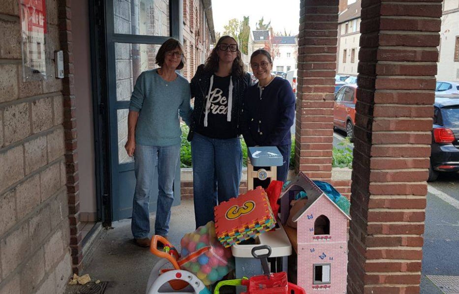 Des lutins bénévoles transforment des jouets usagés en cadeaux magiques Des lutins bénévoles transforment des jouets usagés en cadeaux magiques