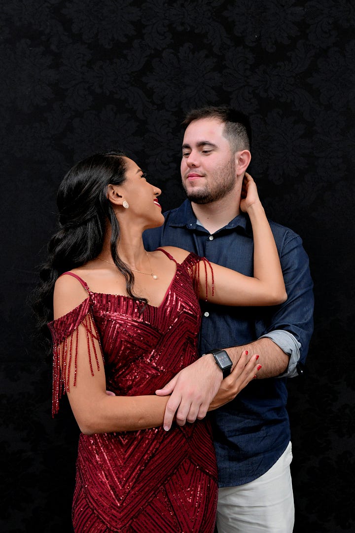 casal de namorados se entreolhando, apaixonados