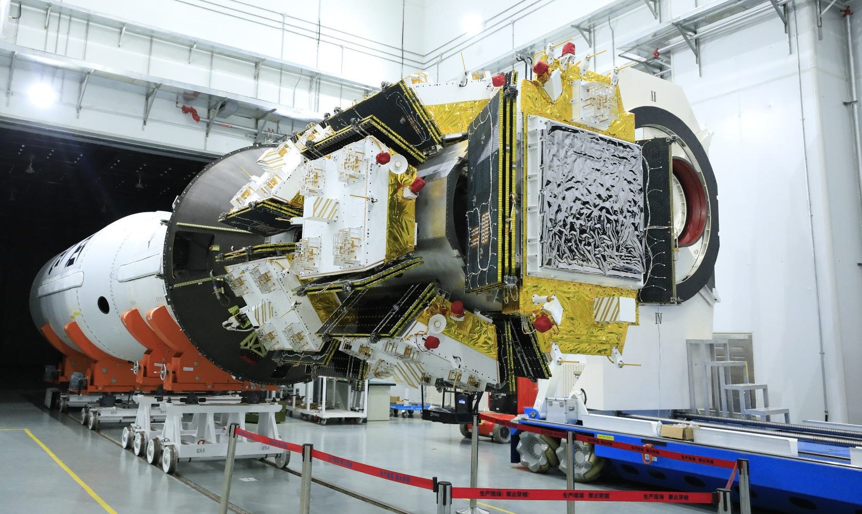 Eleven satellites for the Geely Future Mobility Constellation attached to Jielong-3’s payload adapter during pre-launch processing, the larger satellite on the end may be for D2C services. Eleven satellites for the Geely Future Mobility Constellation attached to Jielong-3’s payload adapter during pre-launch processing, the larger satellite on the end may be for D2C services.