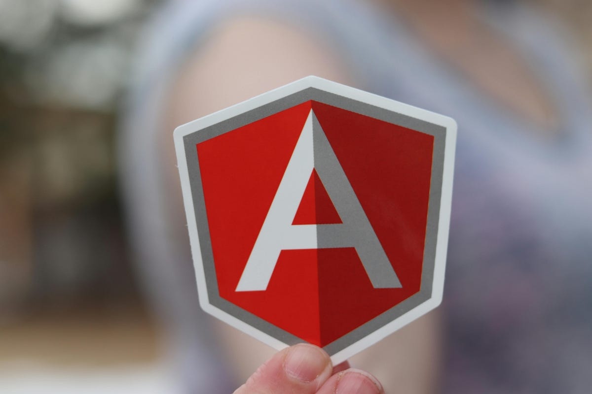 Le logo Angular dans la main de quelqu’un