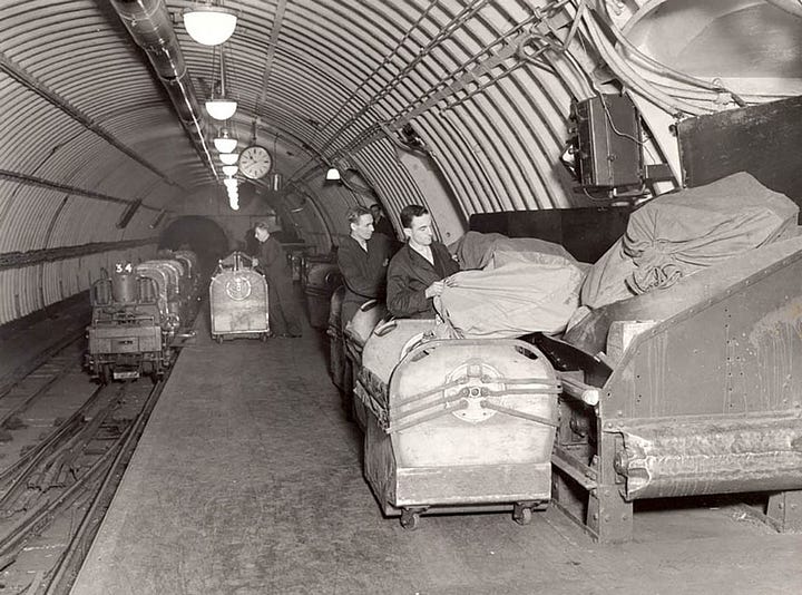 foto della ferrovia postale sotterranea, mostranti addetti postali al lavoro