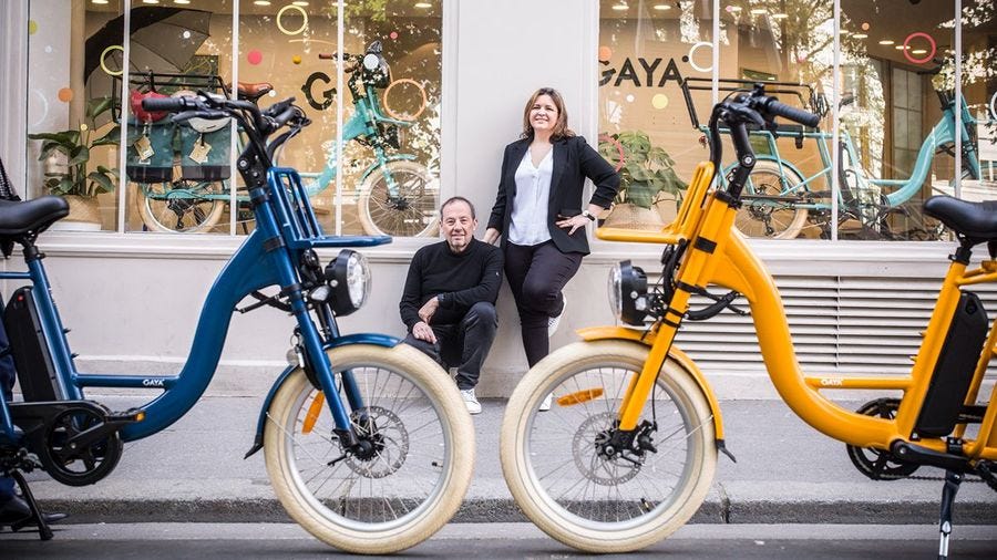 Fondateurs de Gaya devant leur velo