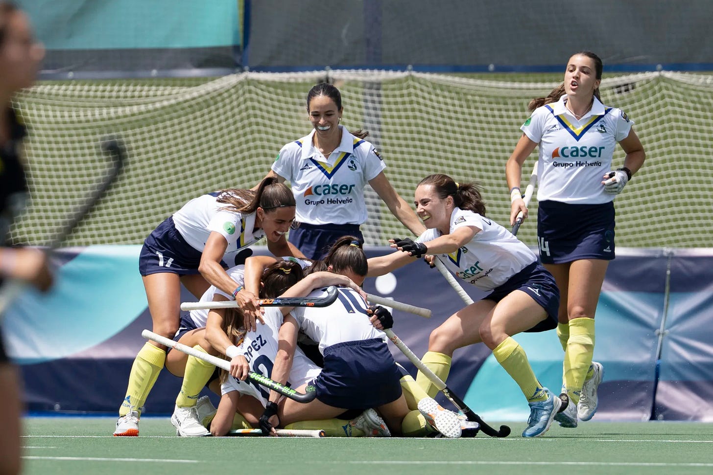 El equipo femenino del Real Club de Campo Villa de Madrid celebran uno de sus goles en la final disputada frente al Atlètic de Terrassa. El equipo femenino del Real Club de Campo Villa de Madrid celebran uno de sus goles en la final disputada frente al Atlètic de Terrassa.
