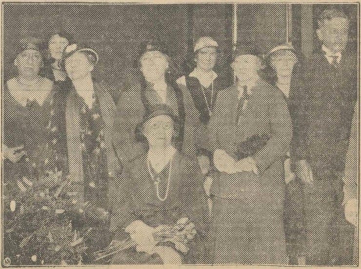 De jubilaresse, Anna Kerling, zittend in het midden. Achter haar mevrouw Rosa Spanjaard, de voorzitster van 'Odis. Geheel rechts Willy Sluiter, de voorzitter van 'Pulchri Studio'. (Foto & bijschrift Haagsche Courant 19-05-1932) De jubilaresse, Anna Kerling, zittend in het midden. Achter haar mevrouw Rosa Spanjaard, de voorzitster van 'Odis. Geheel rechts Willy Sluiter, de voorzitter van 'Pulchri Studio'. (Foto & bijschrift Haagsche Courant 19-05-1932)
