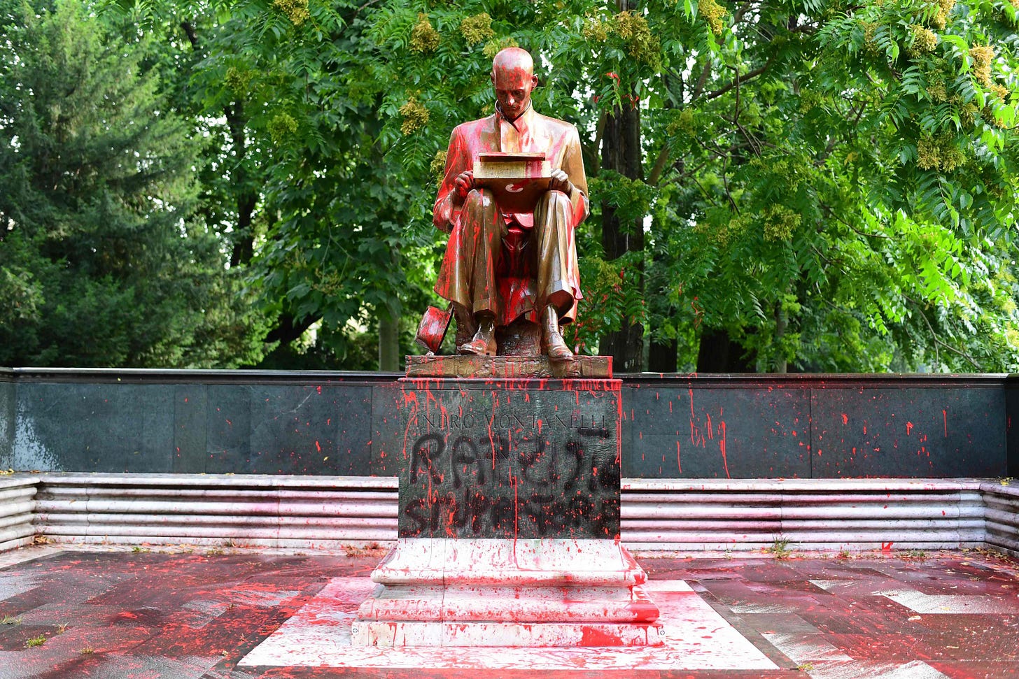 Statua di Montanelli a Milano, a imbrattarla un collettivo di studenti.  Aperta un'inchiesta - Open