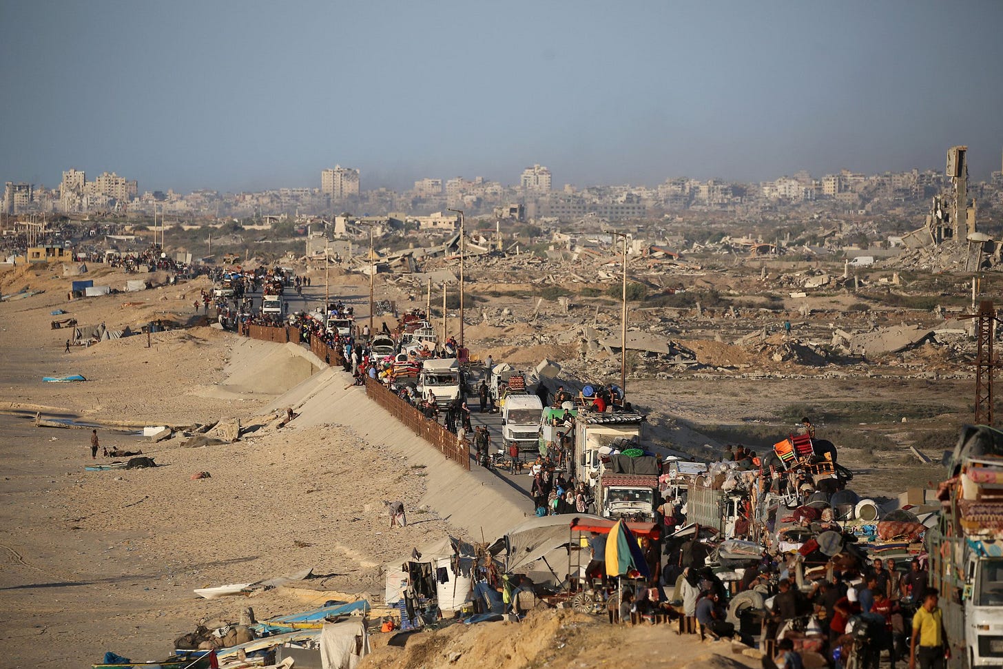 Displaced Palestinians move with their belongings southwards on a road in the Nuseirat refugee camp area in the central Gaza Strip on September 20, 2025, as Israel presses its ground offensive to capture Gaza City. - (Eyad BABA / AFP) Displaced Palestinians move with their belongings southwards on a road in the Nuseirat refugee camp area in the central Gaza Strip on September 20, 2025, as Israel presses its ground offensive to capture Gaza City. - (Eyad BABA / AFP)