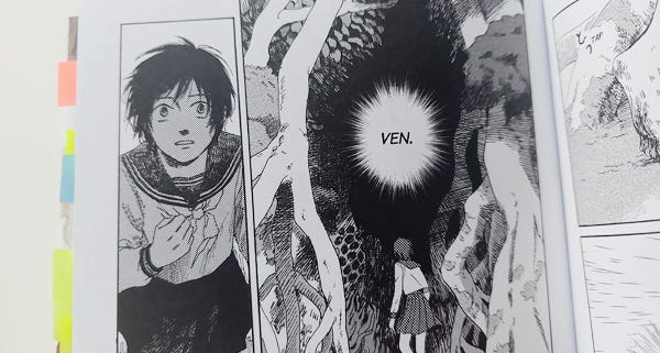 Yuri rodeada por la flora alienígena, una voz incorpórea dice: "Ven."