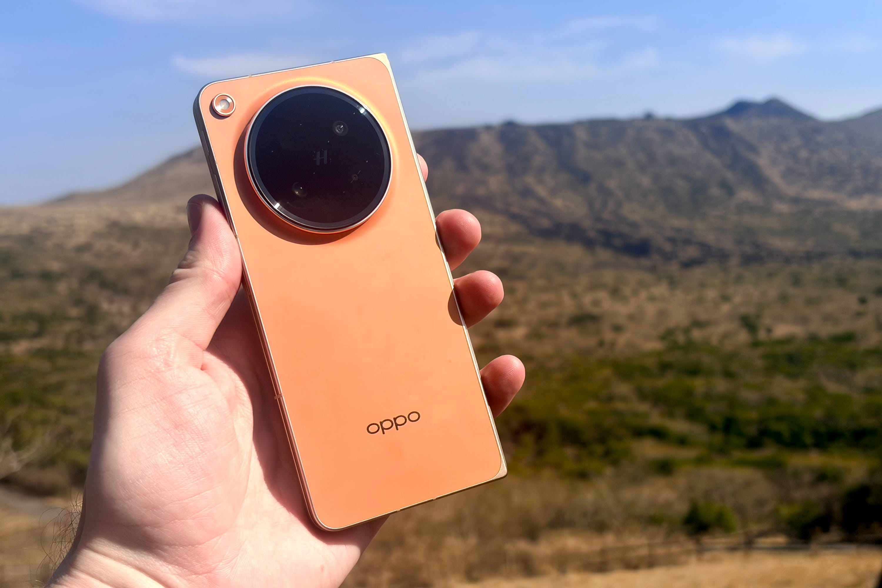 ところ The Oppo Find N6 on Izu Oshima - by Sam Byford - Multicore