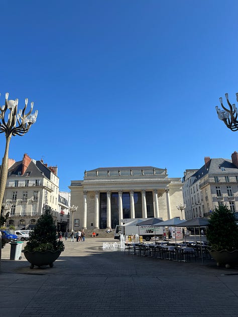 Morning at Place Graslin, Cours Cambronne, Musée Dobrée and its fantastic animal sculptures on the facade, the princess' gold heart case, Izi jazz cafe, dinner at Thelma, new wall painting, galette lunch crowd at La Gavotte
