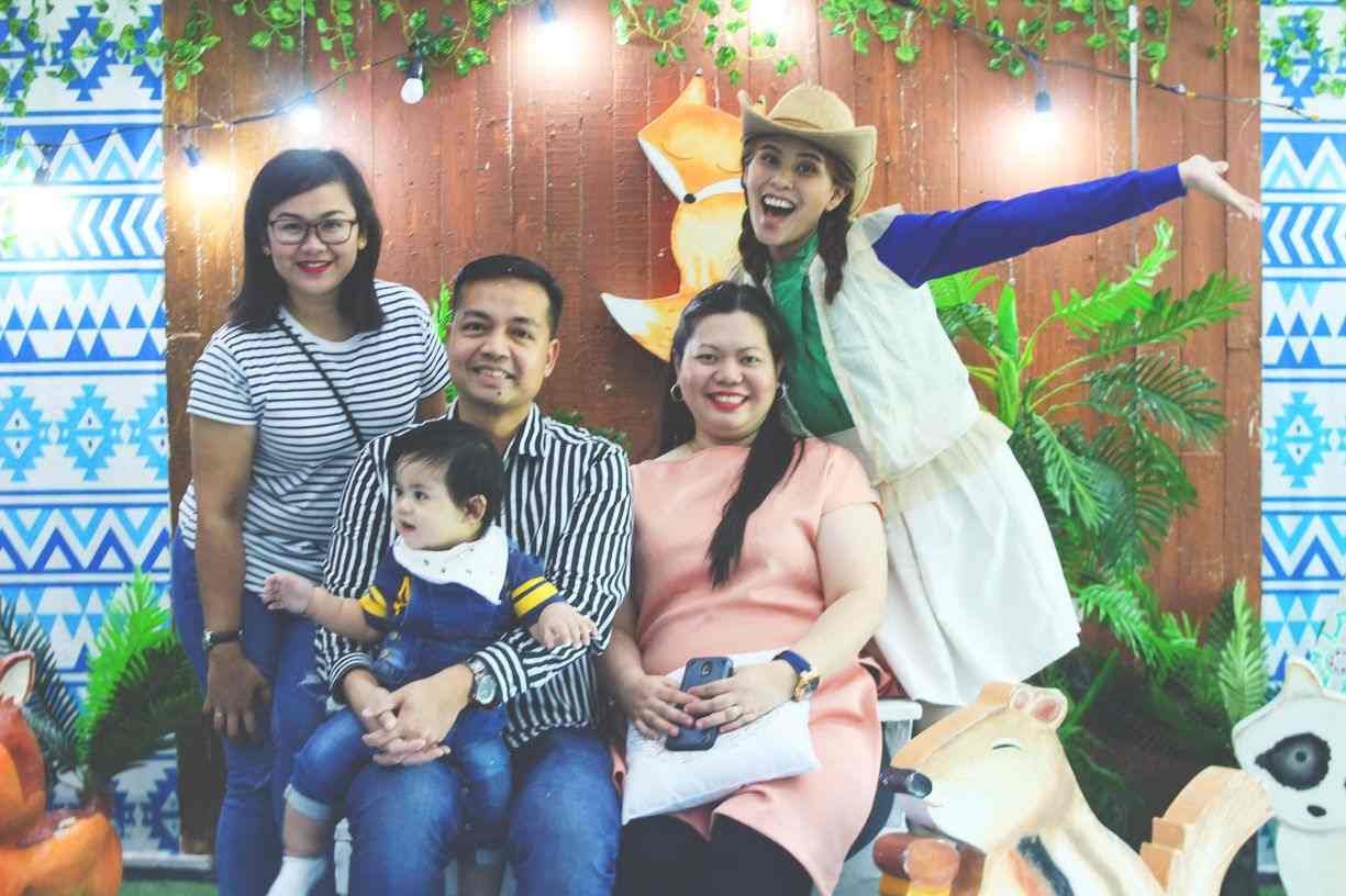 Our friend, Menea (leftmost), who volunteered to be the on-the-day coordinator for Miguel's first irthday celebration, and our party host, the lively Paula Sunga (rightmost) Our friend, Menea (leftmost), who volunteered to be the on-the-day coordinator for Miguel's first irthday celebration, and our party host, the lively Paula Sunga (rightmost)