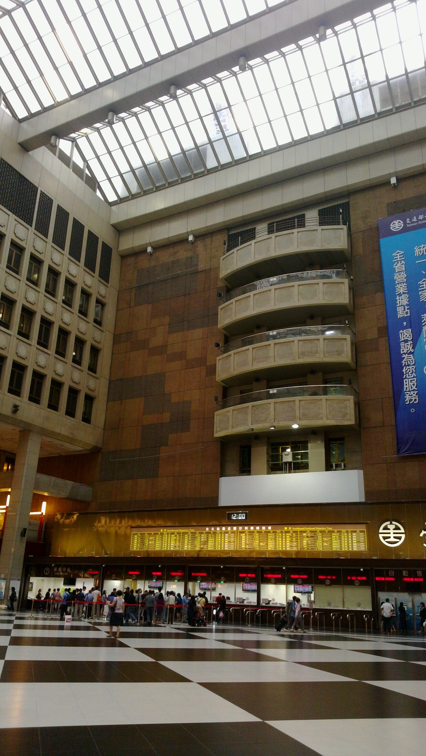 台北車站一樓大廳,是許多移工假日集合、等待與轉乘的公共空間。|來源:Mr Hicks46 / Wikimedia Commons(CC BY-SA 2.0) 台北車站一樓大廳,是許多移工假日集合、等待與轉乘的公共空間。|來源:Mr Hicks46 / Wikimedia Commons(CC BY-SA 2.0)