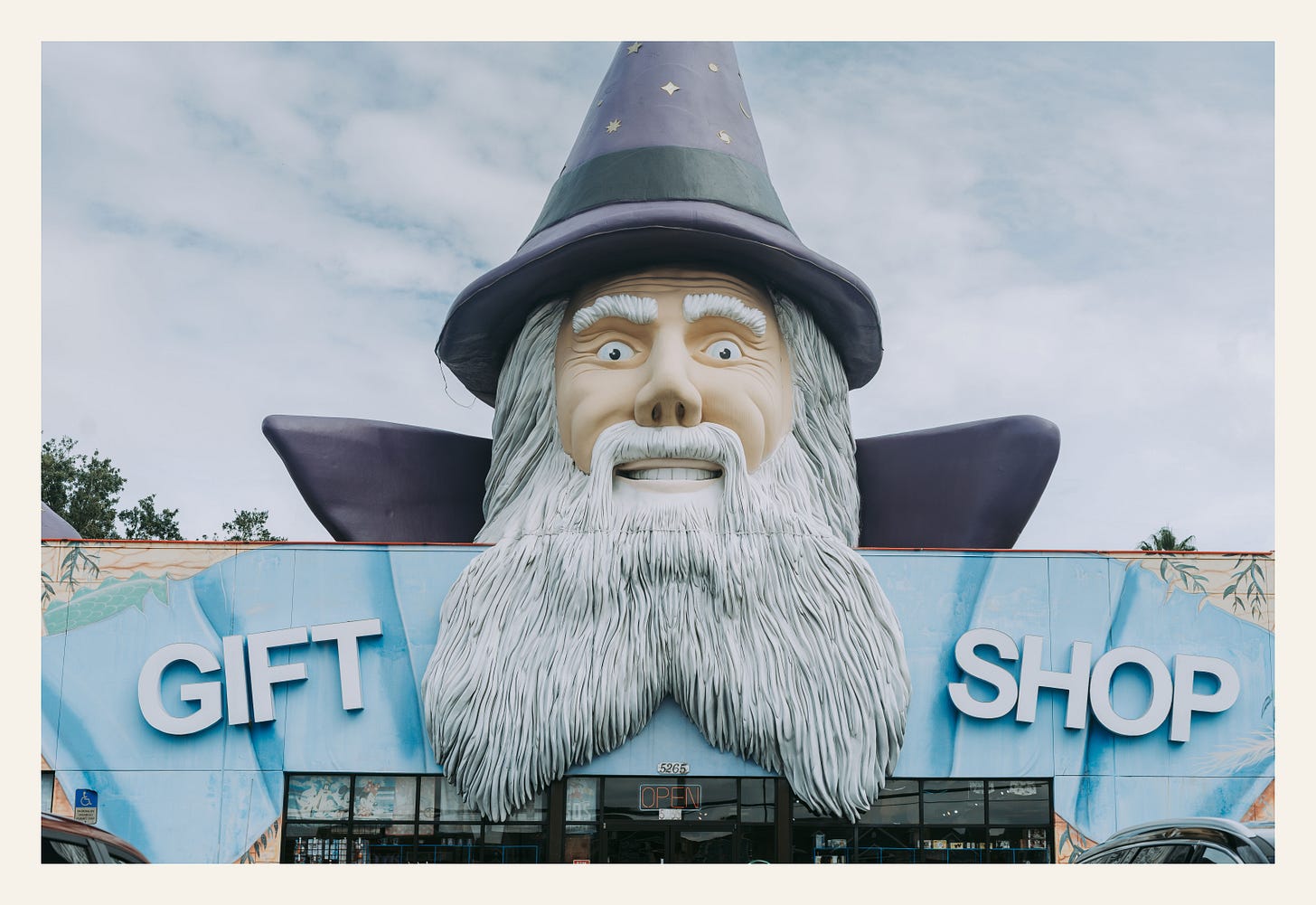 Wizard Gift Shop in Orlando/Kissimmee – giant wizard facade with neon staff and outstretched arms