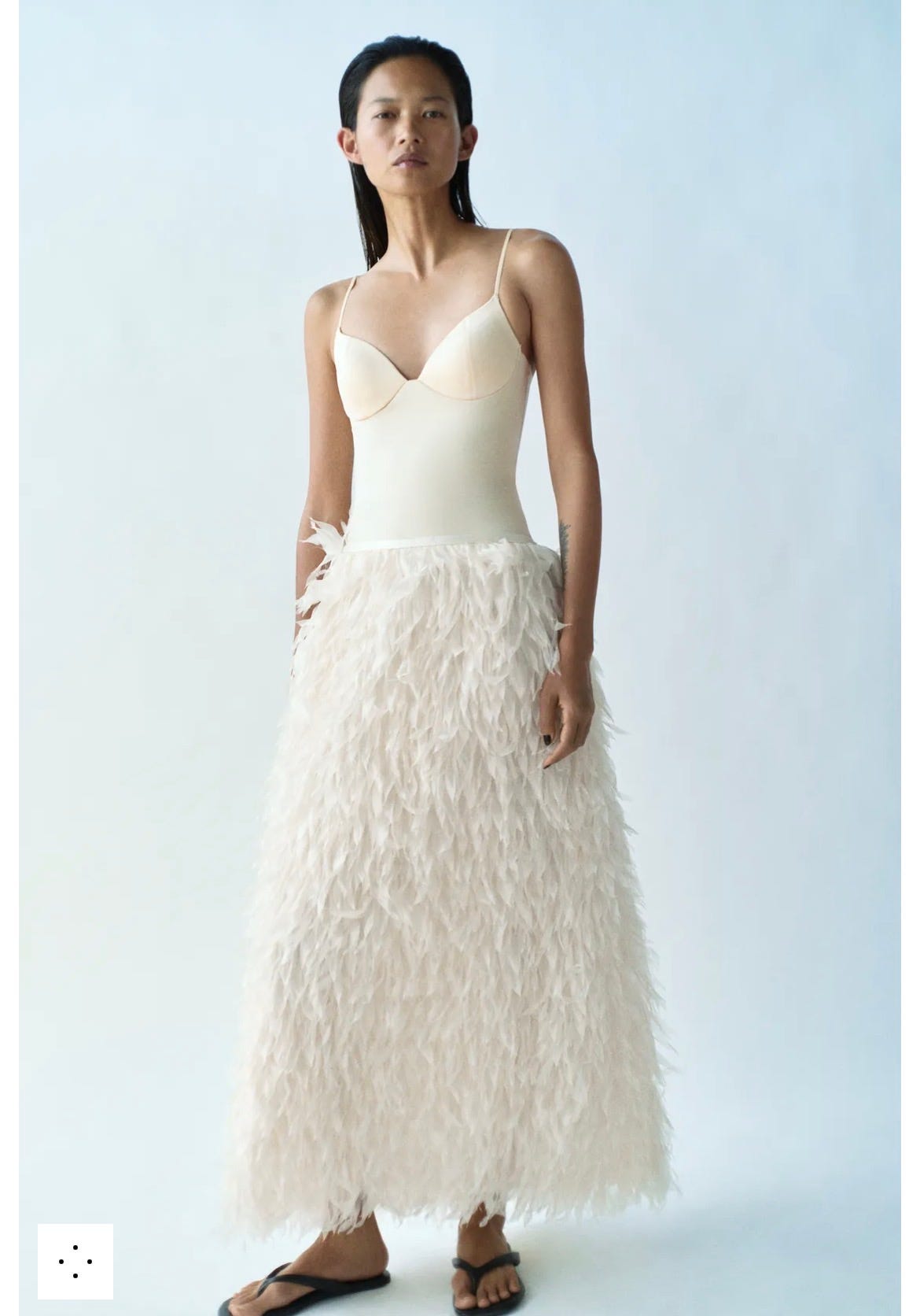 Vestido blanco de zara con plumas, la tendencia que Rosalía ha creado y replica Zara Vestido blanco de zara con plumas, la tendencia que Rosalía ha creado y replica Zara