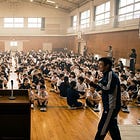体育館のざわつきに、学校の空気が出る