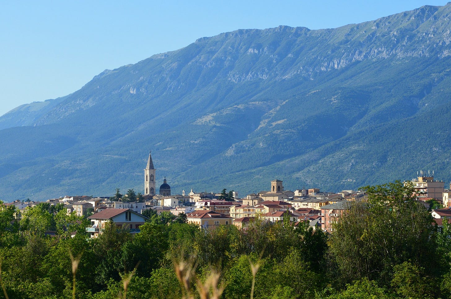 https://upload.wikimedia.org/wikipedia/commons/7/74/Panorama_di_Sulmona.jpg https://upload.wikimedia.org/wikipedia/commons/7/74/Panorama_di_Sulmona.jpg