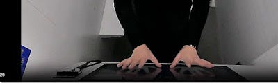 Ciudadano chino poniendo las manos en la pantalla táctil, muestra extraída de un vídeo mp4 que se encuentra en el servidor expuesto públicamente. Ciudadano chino poniendo las manos en la pantalla táctil, muestra extraída de un vídeo mp4 que se encuentra en el servidor expuesto públicamente.