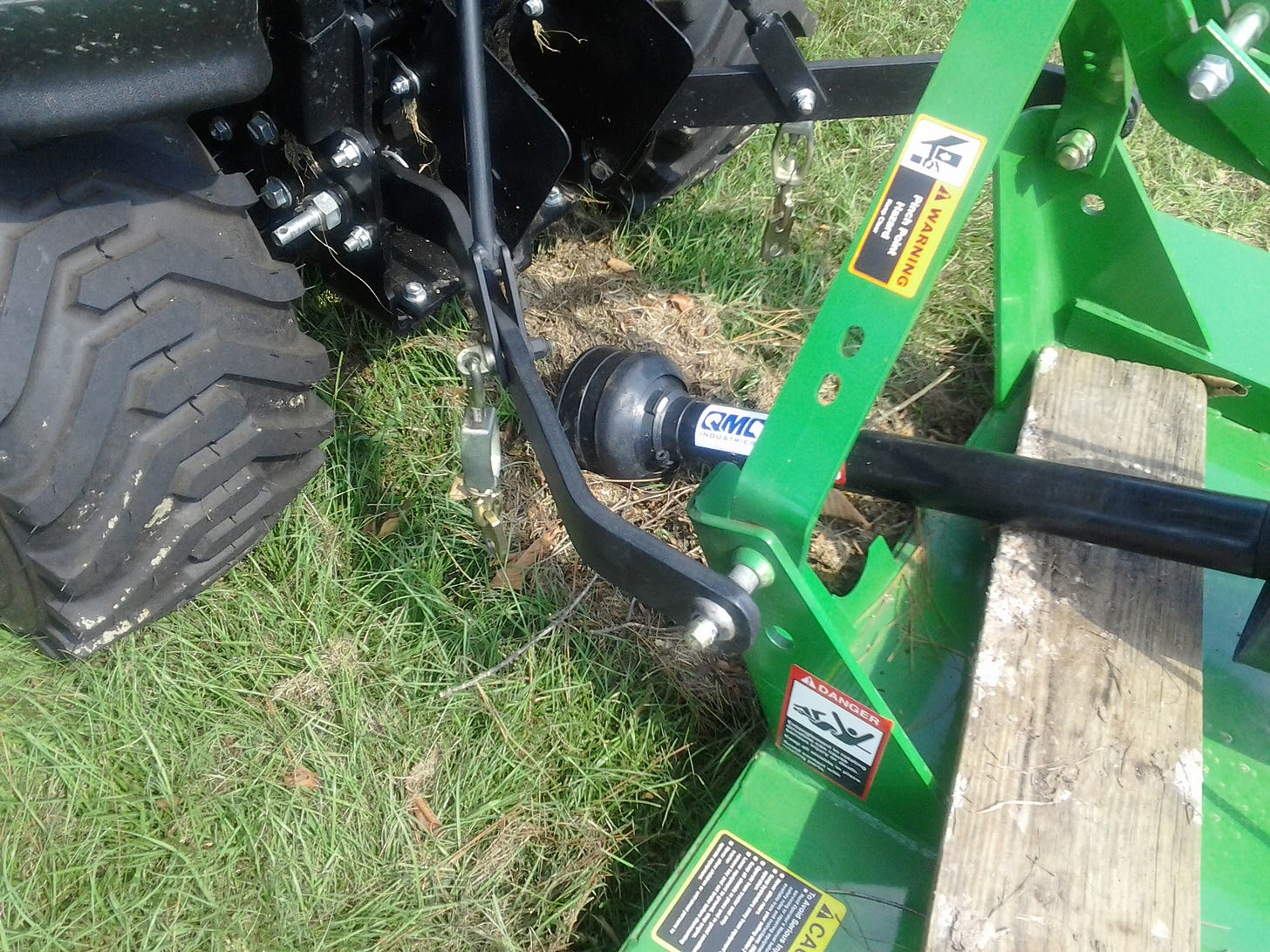 Connecting, and disconnecting a bush hog to a 1025R | Green Tractor Talk