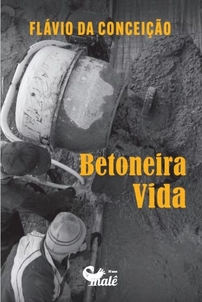 #descrevemospravocê  Capa do livro “Betoneira Vida”, de Flávio da Conceição. O título aparece em letras maiúsculas amarelo-ouro, com o nome do autor na parte superior e o título centralizado no lado direito. A imagem de fundo, em preto e branco, mostra uma cena aérea de dois trabalhadores operando uma betoneira, que despeja concreto sobre uma superfície áspera. Ambos usam bonés e roupas de trabalho, e parte do maquinário e do chão está coberta por cimento fresco. No rodapé, ao centro, está o logotipo branco da editora Malê, acompanhado do texto “10 anos”.