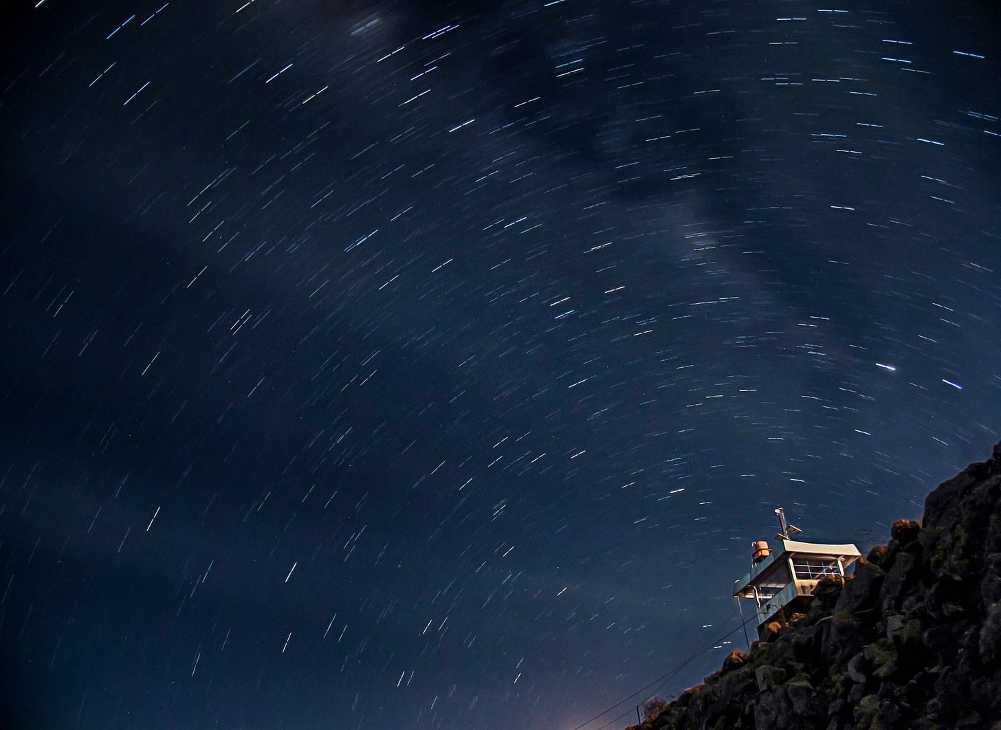 casa di notte con cielo stellato che sembra ruotare casa di notte con cielo stellato che sembra ruotare