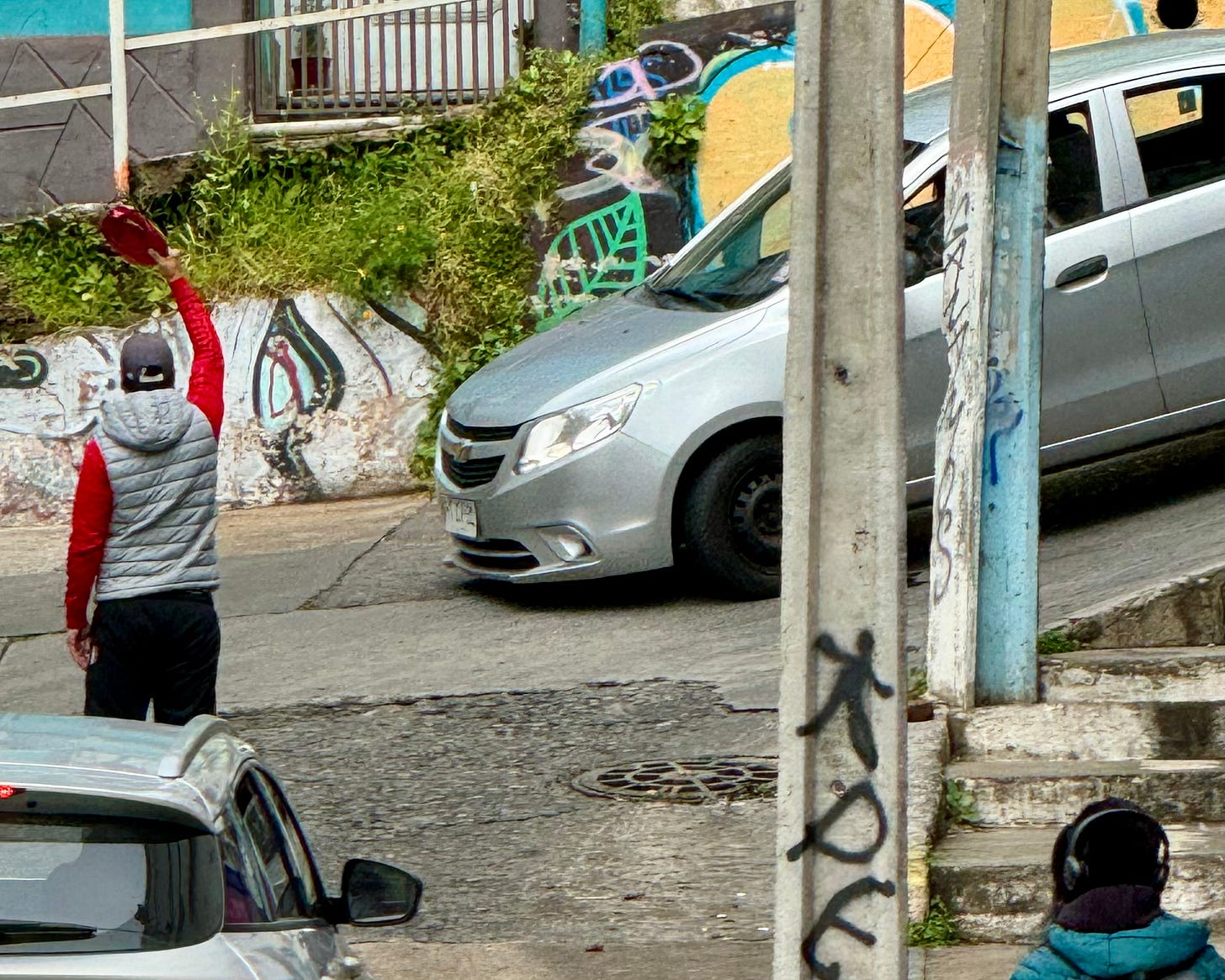 Chico trabajando de "semáforo" para agilizar el tráfico en los cerros de Valparaíso. Foto propia.