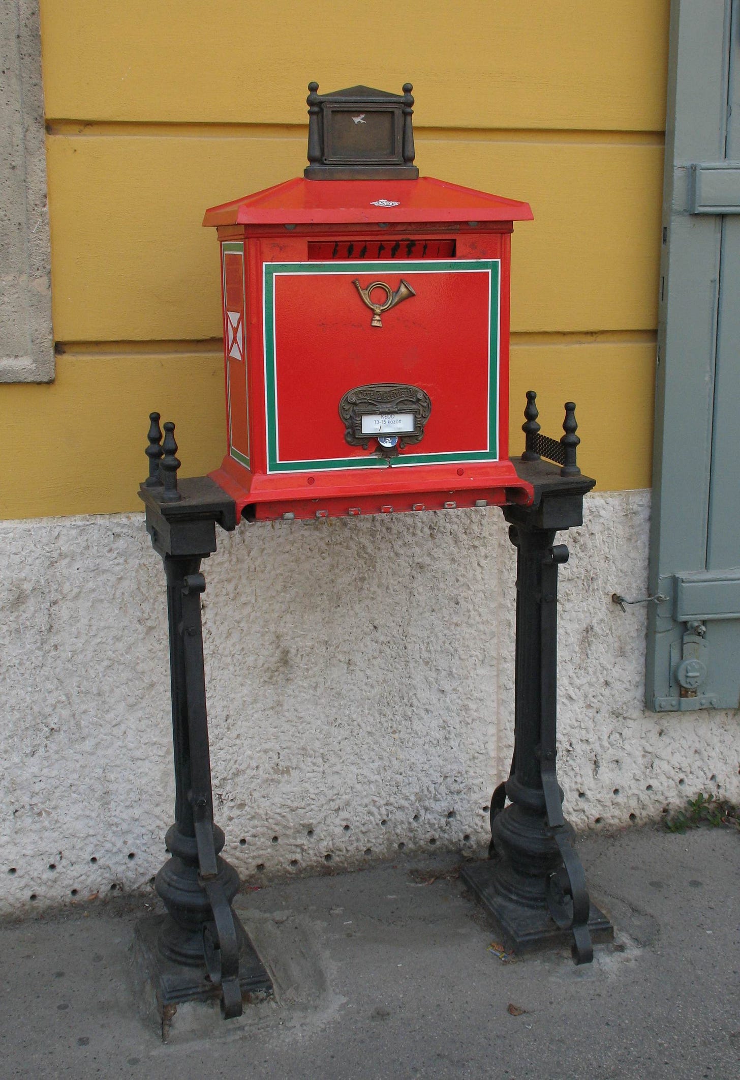 A red Hungarian postbox on a city street, used to illustrate the article’s argument about local campaign contact and political visibility. A red Hungarian postbox on a city street, used to illustrate the article’s argument about local campaign contact and political visibility.