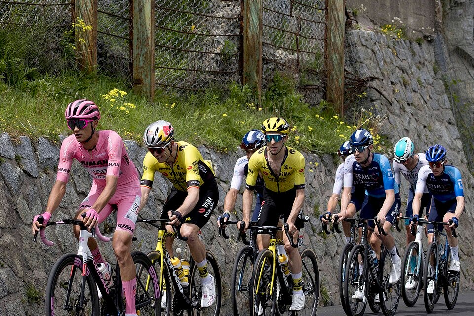 File:GIRO5021 gruppo maglia rosa.jpg