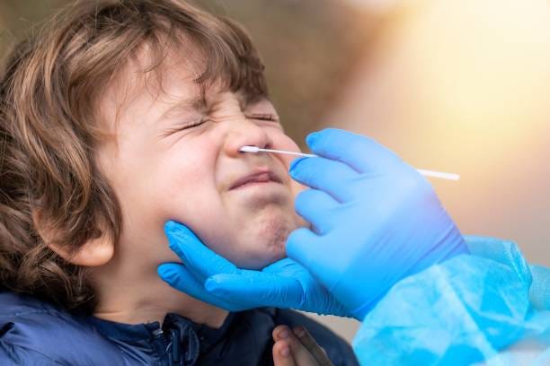学校に戻る前に男の子にcovid-19テストを行う女性看護師 - child nasal swab ストックフォトと画像 学校に戻る前に男の子にcovid-19テストを行う女性看護師 - child nasal swab ストックフォトと画像