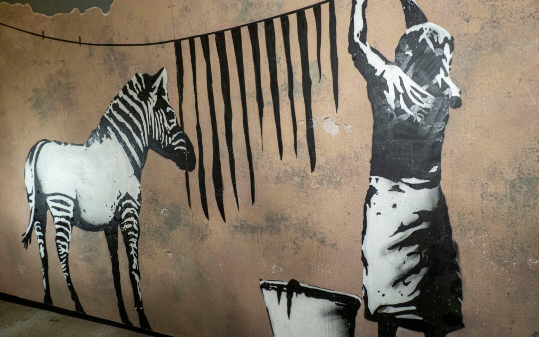 IL MONDO DI BANKSY | EMME22 - È una rivista di Moda, Arte&Design, Salute-Wellness-Beauty, Libri, Food&Beverage, No Profit, Sport, Viaggi. Foto del Mese IL MONDO DI BANKSY | EMME22 - È una rivista di Moda, Arte&Design, Salute-Wellness-Beauty, Libri, Food&Beverage, No Profit, Sport, Viaggi. Foto del Mese