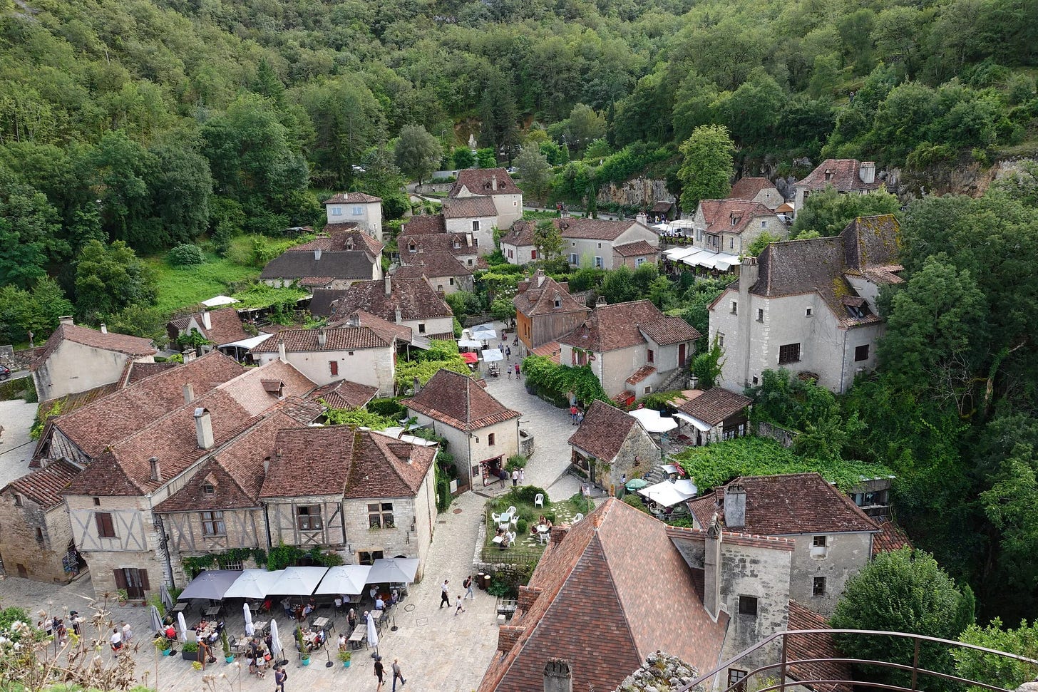Overlooking Saint Cirq Lapopie where there are plenty of boutique shops and restaurants to explore! Overlooking Saint Cirq Lapopie where there are plenty of boutique shops and restaurants to explore!