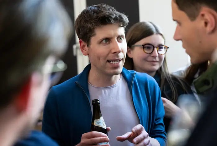 Sam Altman - CEO da OpenAI com uma garrafa na na mao conversando com outras pessoas