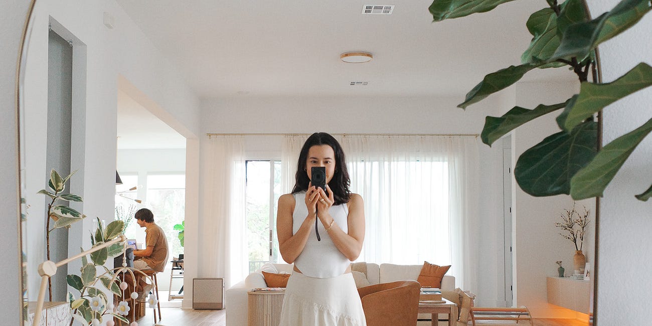 Pause Pages: Low-Maintenance Beauty, Skin Inflammation, Kiwi's First Virus, and Sunshine-Filled Days