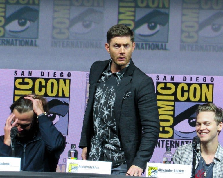 jensen ackles works his dean winchester star at comic con 2018 jensen ackles works his dean winchester star at comic con 2018
